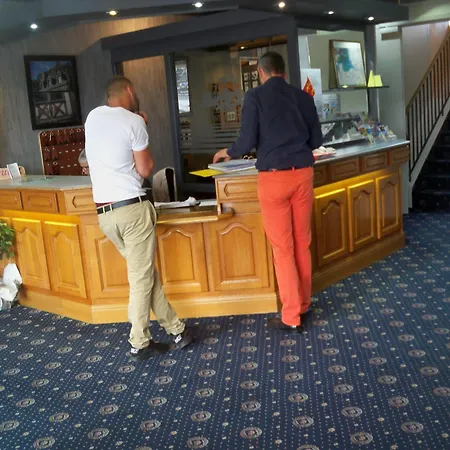 Les Treize Assiettes - & Restaurant Hotell Le Val-Saint-Père