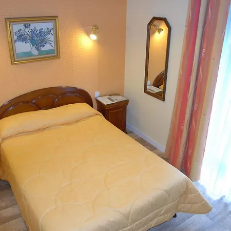 Les Treize Assiettes - & Restaurant Hotell Le Val-Saint-Père